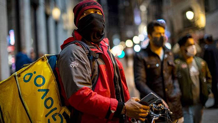 La Spagna multa l'app di consegna Glovo per 79 milioni di euro per aver violato le leggi sul lavoro