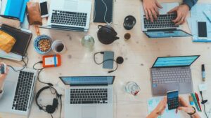 Le aziende che acclamano un piano di prova settimanale di quattro giorni nel Regno Unito "di grande successo" per renderlo permanente