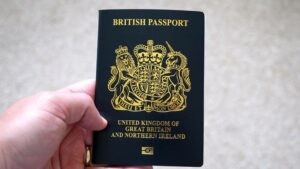'Nel nome di Sua Maestà': ecco come cambieranno i passaporti del Regno Unito dopo la morte della Regina Elisabetta II