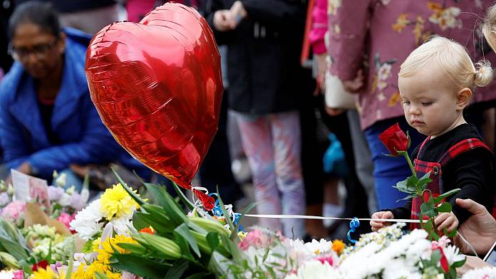Nelle immagini: Buckingham Palace, Balmoral e il castello di Windsor si riempiono di fiori dopo la morte della regina