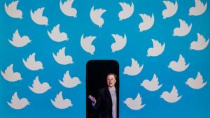 Nemmeno Putin e la terza guerra mondiale possono far uscire Elon Musk dall'accordo su Twitter