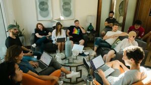 Soli all'estero?  Cerca in questi siti Web nomadi digitali le persone con cui vivere e lavorare