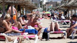 Maiorca prevede di limitare il numero di turisti come parte degli sforzi per reprimere l'eccessivo turismo
