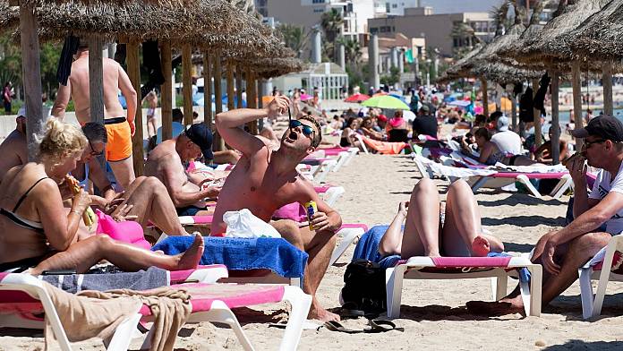 Maiorca prevede di limitare il numero di turisti come parte degli sforzi per reprimere l'eccessivo turismo