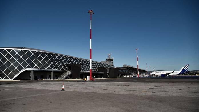 Un passeggero ubriaco costringe l'aereo ad effettuare un atterraggio di emergenza in Grecia