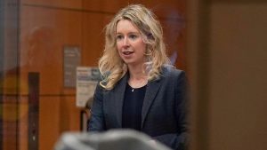 Elizabeth Holmes condannata a più di 11 anni di carcere per frode Theranos