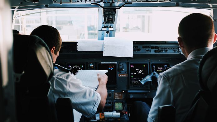 Volare da solo: le compagnie aeree affermano che è sicuro per gli aerei passeggeri volare con un pilota nella cabina di pilotaggio