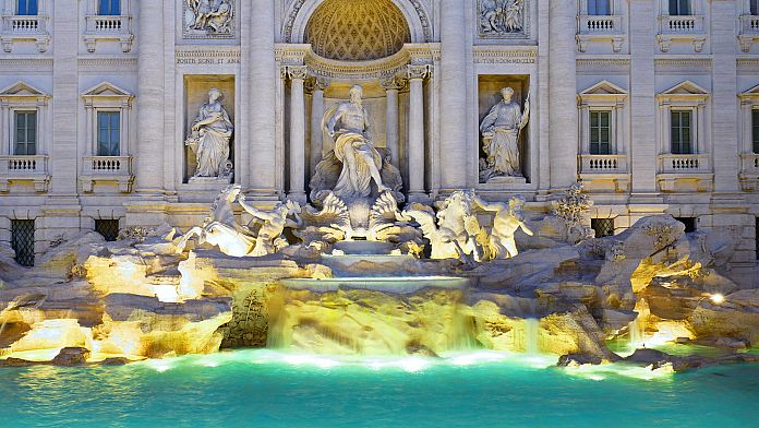 I turisti gettano ogni anno oltre 1 milione di euro nella Fontana di Trevi in ​​Italia.  Ecco cosa gli succede