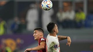 Il serbo Filip Duricic, a sinistra, e lo svizzero Granit Xhaka vanno per un colpo di testa durante la partita di calcio del gruppo G della Coppa del mondo tra Serbia e Svizzera.