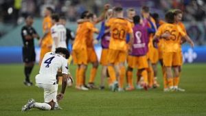 Tyler Adams degli Stati Uniti si inginocchia sul campo al termine della partita degli ottavi di finale della Coppa del Mondo contro l'Olanda a Doha il 3 dicembre 2022.
