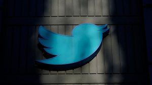 Preoccupazione perché Twitter smette di applicare la politica di disinformazione COVID