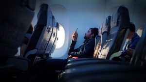 Presto sarai in grado di utilizzare il tuo telefono sui voli nell'UE.  Ma è davvero una buona cosa?