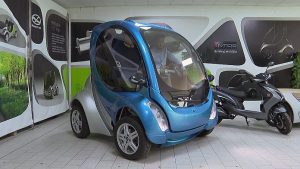 Questa auto elettrica spagnola è progettata per rimpicciolirsi di un metro ripiegandosi per risparmiare spazio