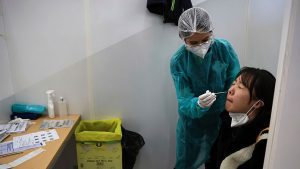 Aeroporti e compagnie aeree spingono l'UE "a scatti" per i test COVID pre-volo