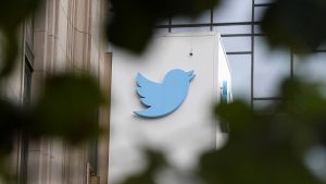 Cosa sta succedendo su Twitter?  Altri licenziamenti previsti mentre la statua dell'uccello blu viene messa all'asta