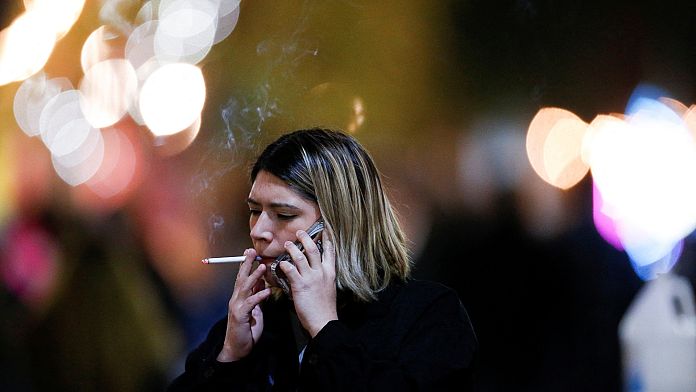 I turisti in Messico potrebbero essere multati per aver fumato in pubblico: dove altro ha leggi severe sull'illuminazione?