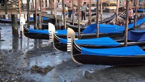 I famosi canali di Venezia si stanno prosciugando a causa della bassa marea e della mancanza di precipitazioni