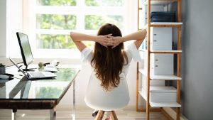 La prova settimanale di quattro giorni nel Regno Unito è stata salutata come un "importante passo avanti" poiché il 92% delle aziende mantiene la settimana più breve