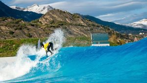 Le stazioni sciistiche senza neve si trasformano in slittino, surf e passeggiate con le aquile mentre il clima si riscalda