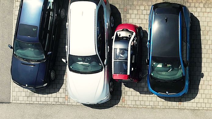 Questa microcar completamente elettrica potrebbe risolvere i problemi di parcheggio nelle aree urbane affollate