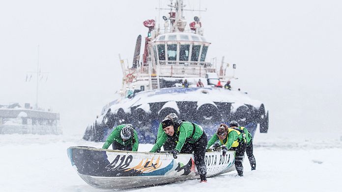 Questi atleti in Canada sfidano i -20°C e la neve pesante per correre in canoa sul ghiaccio