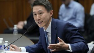 Il CEO di TikTok è stato criticato dai legislatori statunitensi sulla sicurezza e sui possibili legami con la Cina
