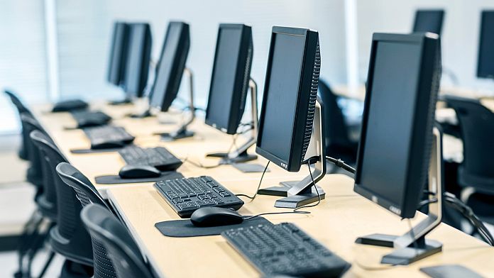 L'UE dice a Twitter di assumere più moderatori di contenuti umani tra le preoccupazioni per l'aumento di contenuti illegali