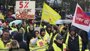 "Mega sciopero" in Germania: voli, treni e autobus cancellati durante lo sciopero di massa a partire da domenica