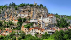 Castelli da sogno e sponde frondose del fiume: perché dovresti visitare la regione francese della Dordogna questa primavera