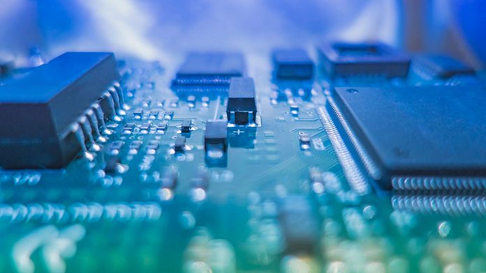 Il mondo funziona con i semiconduttori e le tensioni tra Cina e Taiwan mettono a rischio la loro fornitura