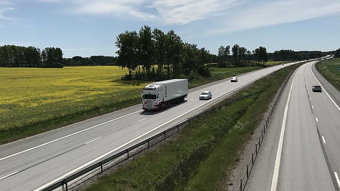 La Svezia sta costruendo la prima strada elettrificata permanente al mondo per i veicoli elettrici da ricaricare durante la guida