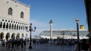 Navi da crociera: l'erosione, l'inquinamento atmosferico e il turismo eccessivo stanno spingendo le città verso i divieti