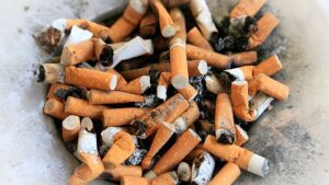 L'Europa dovrebbe vietare i filtri per sigarette?  Gli esperti dicono che scoraggerebbe il fumo e aiuterebbe l'ambiente