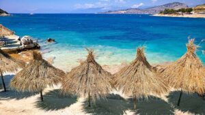 Lusso con un budget: pianifica una fuga in spiaggia sulla riviera albanese mentre è ancora sotto il radar