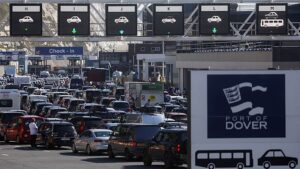 I passeggeri dei traghetti hanno avvertito che potrebbero dover affrontare code di due ore e mezza a Dover questo fine settimana