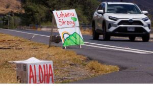 La gente del posto prega i turisti di stare alla larga da Maui mentre iniziano a ricostruire dopo devastanti incendi