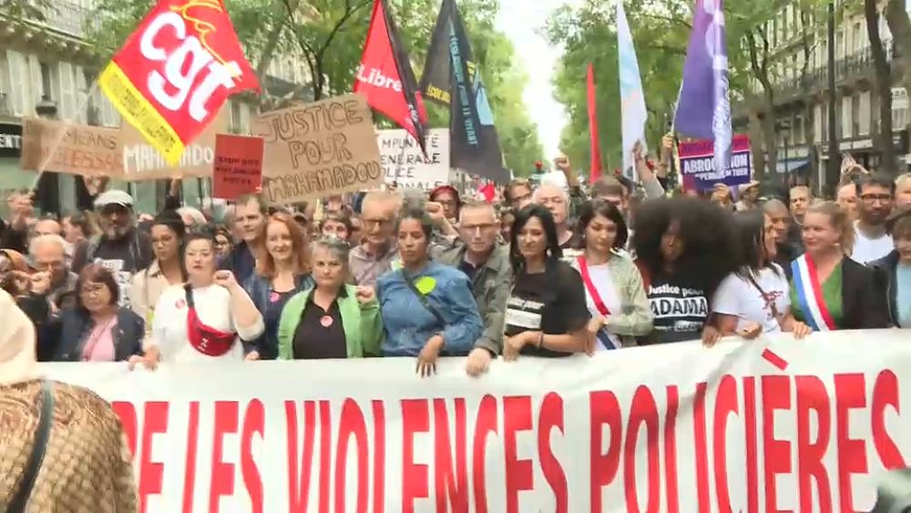 Migliaia di persone si riuniscono in tutta la Francia per denunciare la brutalità e il razzismo della polizia