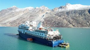 Missione di salvataggio in corso dopo che una nave da crociera di lusso si è arenata in Groenlandia
