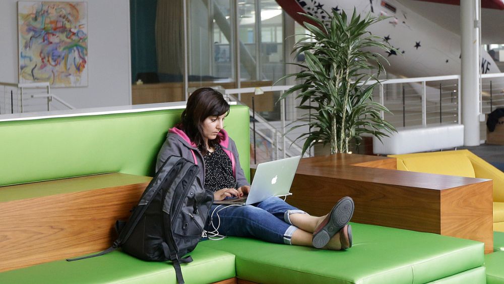 Pause caffè, pettegolezzi e cyberloafing: rinunciare al lavoro in ufficio è inevitabile?