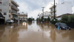 Storm Daniel: caos nei viaggi in Grecia a causa della cancellazione dei voli e della rimozione delle auto dalla strada
