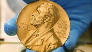 Katalin Karikó e Drew Weissman vincono il Premio Nobel per la medicina per lo sviluppo di vaccini a mRNA