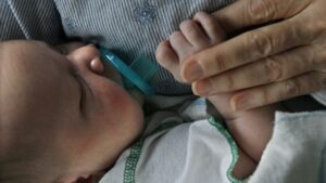 "Stressati e molto arrabbiati": i genitori lottano per ottenere le dosi del nuovo anticorpo preventivo RSV per i bambini