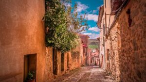 Trekking sensoriale e vino antico: perché visitare questi borghi europei nel 2024