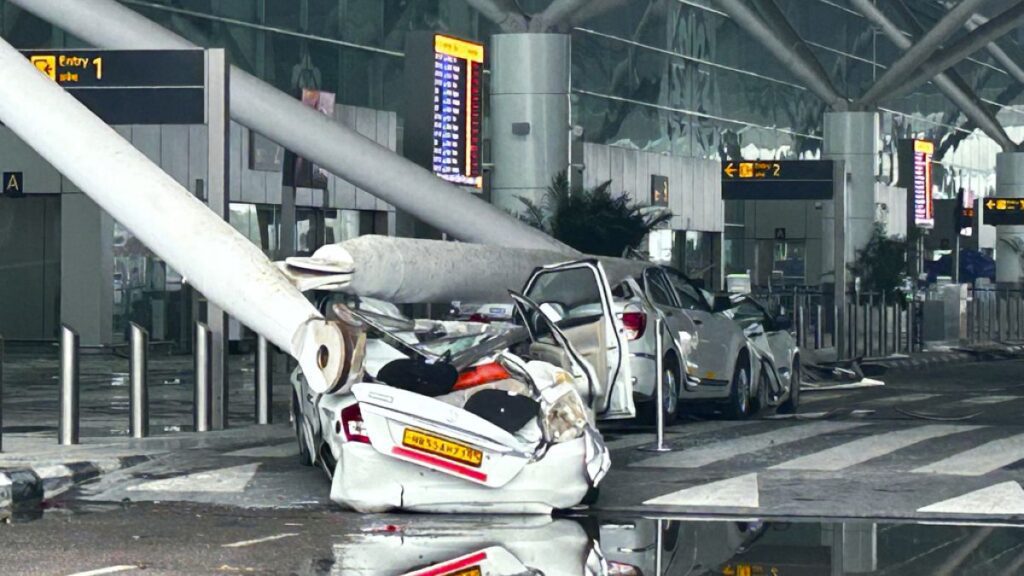 GUARDA: Forti piogge provocano un crollo mortale all'aeroporto Indira Gandhi