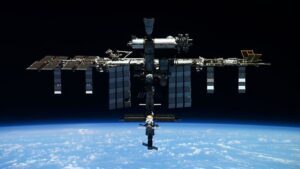Un satellite russo in disuso si rompe costringendo gli astronauti della ISS a rifugiarsi