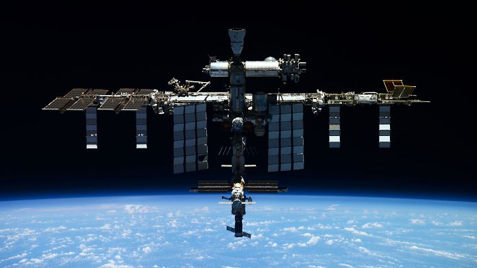 Un satellite russo in disuso si rompe costringendo gli astronauti della ISS a rifugiarsi