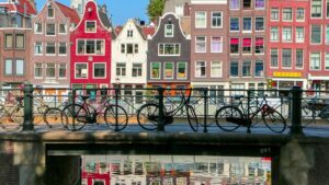 Amsterdam intende vietare alle navi da crociera l'accesso al centro città: cosa significherà per i turisti?
