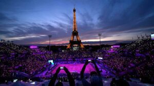 DJ set scatenati, canti nostalgici e spettacoli di luci: la Torre Eiffel è la star delle Olimpiadi