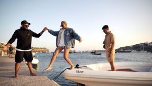 Da una crociera gratuita a Parigi alle "barche limousine" di Venezia: Uber espande il trasporto via acqua in Europa