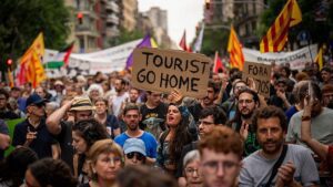 I manifestanti di Barcellona spruzzano acqua sui turisti: perché l'Europa ha perso l'amore per il turismo?
